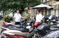 Công an kiểm tra hàng loạt bãi giữ xe không phép trước cổng bệnh viện