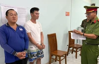 Bắt 2 người bơm nước máy vào bình giả thương hiệu nổi tiếng rồi bán cho dân