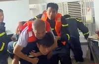 Cảnh sát dầm nước cõng dân vượt biển triều cường ở bán đảo Thanh Đa – Bình Quới