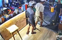 Bị chửi là 'đồ bá dơ' nhóm học sinh tìm đối thủ không được nên đập quán cà phê