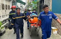 Cứu người đàn ông nặng 150kg bị tai biến từ tầng 3 căn nhà ở TP.HCM