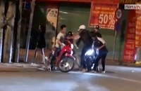 Nhóm người vây đánh hội đồng đôi nam nữ chỉ rút đi khi người dân hô 'có công an tới'