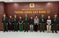 TP.HCM: 5 người mua hóa chất công nghiệp về pha trộn thành dầu gió giả