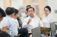 Chủ tịch UBND TP.HCM động viên cán bộ công chức làm việc tại Trung tâm Phục vụ hành chính công TP