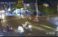 Camera ghi cảnh nam thanh niên tự té ngã văng trúng xe tải, tử vong