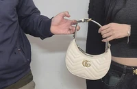 Để quên túi xách GUCCI hàng chục triệu trên taxi, cô gái cầu cứu công an