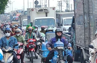 Lật xe tải chở ván gỗ tại giao lộ Lê Đức Anh gây kẹt xe kéo dài