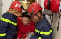TP.HCM: Cảnh sát giải cứu 6 người kẹt thang máy kịp giờ rước dâu