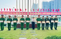 Cảnh sát vây bắt kẻ cầm dao cướp tài sản lẩn trốn trong chùa