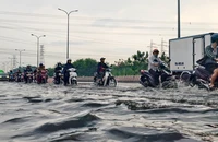 Video mưa lớn, đường ngập ở TP.HCM 