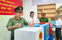 Trung tướng Mai Hoàng cùng gần 400 cán bộ, chiến sĩ tham gia bỏ phiếu ở phường Cầu Ông Lãnh