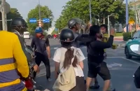 2 người đàn ông đấm nhau túi bụi giữa giao lộ làm nhiều xe máy bị xô ngã