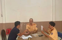 CSGT mời làm việc, xử phạt tài xế xe khách chạy ngược chiều trên đường Tân Sơn