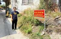 Nhận tin báo đổ rác bậy, Công an phường Đông Hưng Thuận nhanh chóng xử phạt người vi phạm