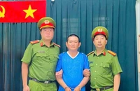Người phụ nữ bị cướp giật đeo lắc tay khi chạy xe điện trên phố