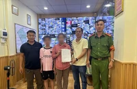Công an phường xuyên đêm tìm nam sinh đạp xe lạc 20 km