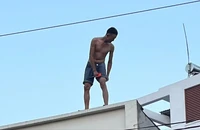 Video lời kể của người dân vụ thanh niên ngáo đá leo mái nhà đập phá tài sản