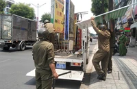 Công an phường Đông Hưng Thuận ra quân xử lý lấn chiếm vỉa hè 