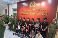 Khởi tố 11 thanh thiếu niên cầm dao, cuốc đuổi đánh nhau gây náo loạn 
