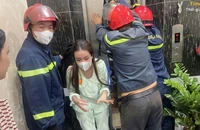 Cảnh sát giải cứu 2 người mắc kẹt trong thang máy lúc rạng sáng