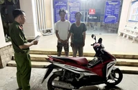Bắt hai người trộm xe máy có vàng trong cốp, trốn xuống miền Tây