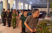 Video Công an TP.HCM ập vào quán bar Revo, bắt nhiều người liên quan ma túy