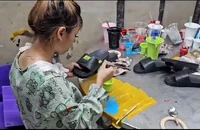 Cận cảnh xưởng sản xuất dép giả hiệu Nike, Adidas, Crocs, Gucci ở vùng ven