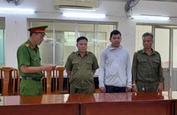 Khởi tố thanh niên che biển số xe, tạt sơn vào nhà dân