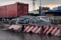 Cầu vượt Tân Thới Hiệp ùn tắc vì va chạm giữa container và ô tô