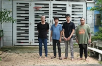 Video bắt khẩn cấp nhóm người mang dao bấm đi chửi bới, đe dọa hàng xóm