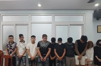 12 nam nữ thanh niên bị phát hiện đang "phê" ma tuý trong căn hộ. Ảnh: HT