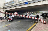 Xe tải va thanh chắn gầm cầu Bông, đường Trường Sa ùn tắc