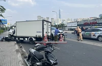 Xe tải đâm hàng loạt xe máy ở cầu Thị Nghè