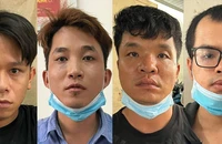 Nhóm 4 người đang lục tìm tài sản để trộm thì chủ nhà về