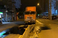 Bình Thạnh: Xe container cày nát dải phân cách trên đường