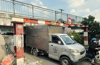 TP.HCM: Xe tải kẹt dưới dạ cầu Bùi Hữu Nghĩa, giao thông tê liệt 