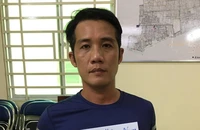 Mời đi xe ôm không được, giật điện thoại của cô gái