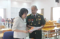 ĐBQH Phạm Khánh Phong Lan trả lời ý kiến của cử tri tại buổi tiếp xúc. Ảnh: NGUYỄN YÊN