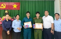 Khen thưởng chiến sĩ dân quân bắt cướp 