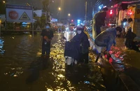 Mưa lớn ở TP.HCM, đường ngập nửa mét, hàng trăm người vật vã trong mưa 