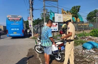 CSGT Bình Triệu phạt nhiều xe khách thu giá vé cao hơn niêm yết 