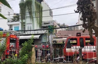 TP.HCM: Cứu 1 phụ nữ kẹt trong nhà đang cháy ở hẻm sâu