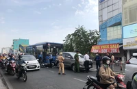 Tai nạn liên hoàn giữa xe buýt, xe máy và 2 ô tô trên cầu Bông 
