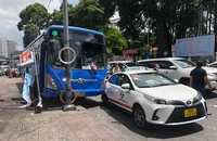 Xe buýt tông liên hoàn vào nhiều ô tô ở Bình Thạnh