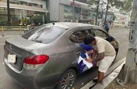 CSGT TP.HCM xử phạt nhiều ô tô dán quảng cáo cho vay, tín dụng đen 