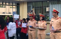 Thí sinh thi tốt nghiệp THPT bất ngờ được CSGT tặng nước suối, bút viết... 