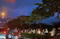 TP.HCM: Hàng trăm người đội mưa trên đường Phạm Văn Đồng vì kẹt xe 