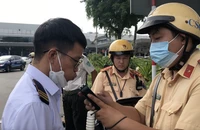 CSGT kiểm tra nồng độ cồn, ma tuý tài xế ở sân bay Tân Sơn Nhất 