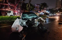 Chiếc ô tô vỡ nát phần đầu, đôi nam nữ ngồi trong xe chấn thương nặng, mắc kẹt bên trong.