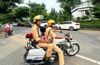 CSGT phát hiện, đưa bé gái 6 tuổi đi lạc về với gia đình